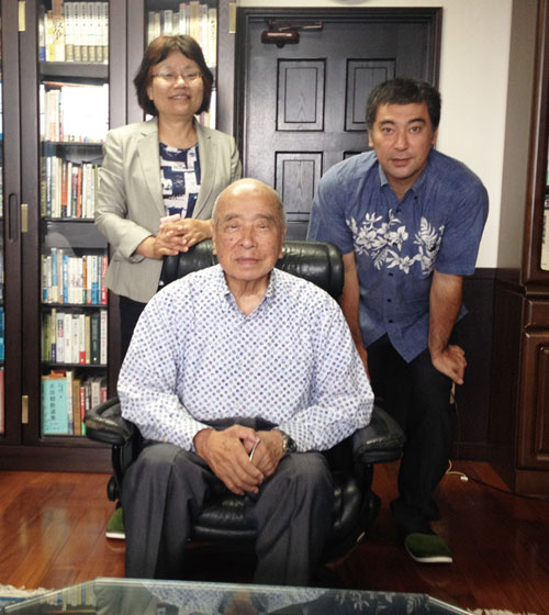 2014年5月 元県知事大田昌秀氏(中央)、沖縄物産企業連合 田場氏(右)と鈴木 明美
