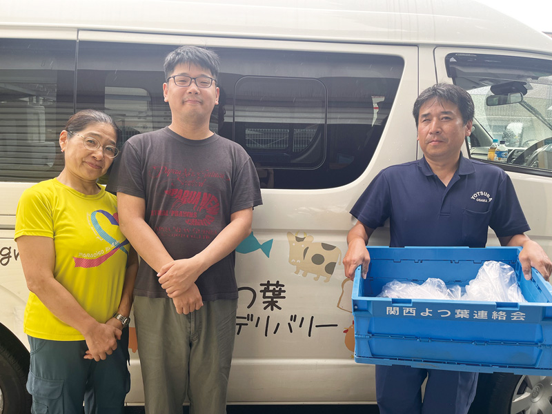 奥田さん親子と配達担当の松本さん